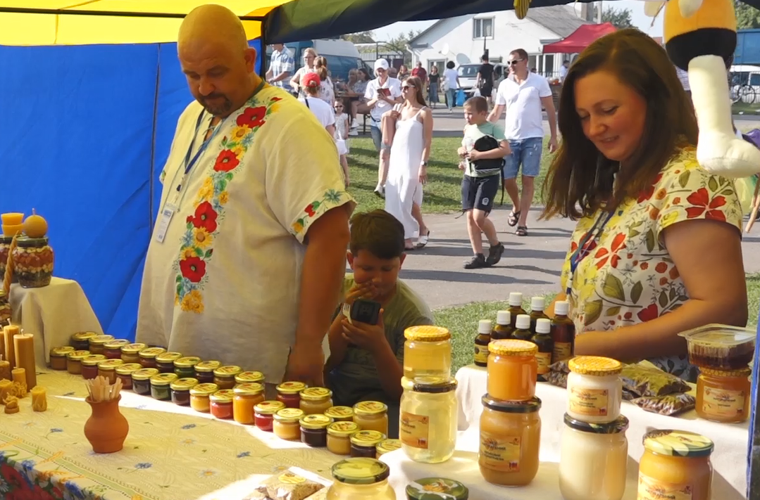 ІІІ Міжнародний фестиваль бджільництва “Медове Тернопілля”: чим у Великих Гаях дивували та пригощали