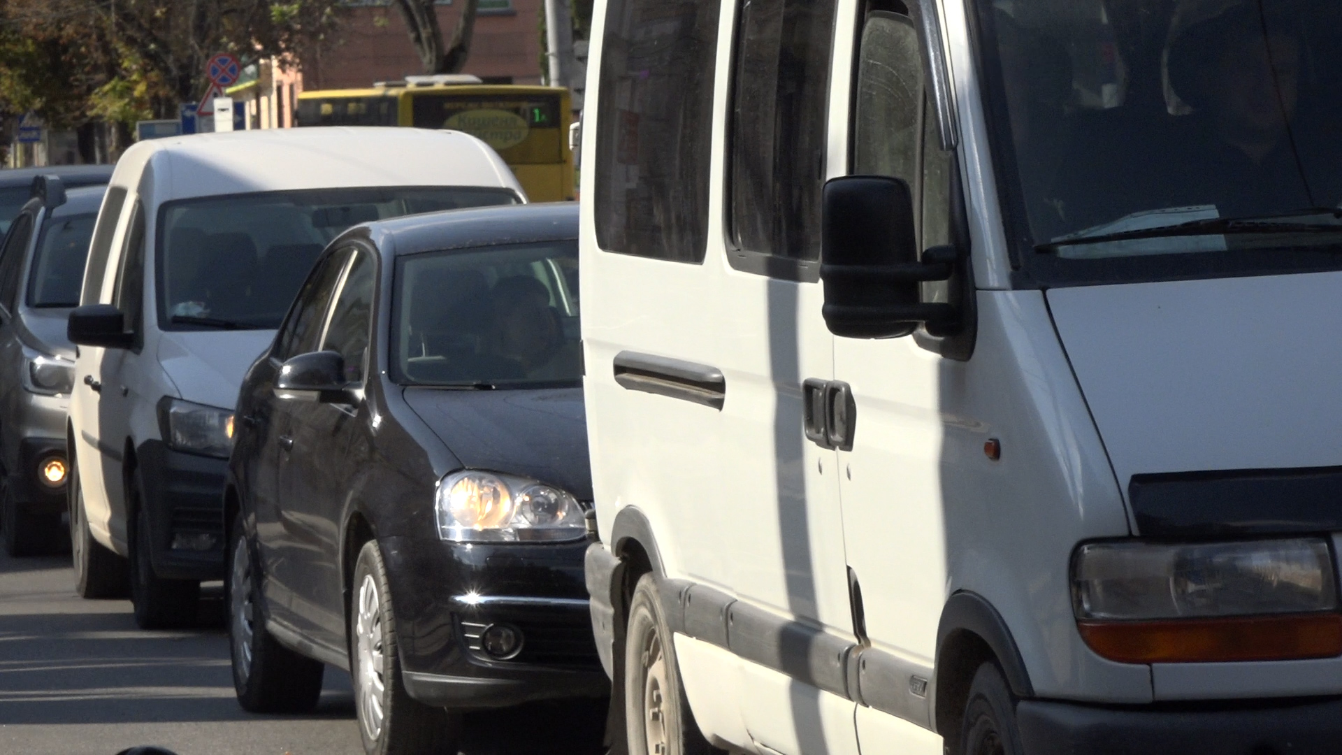 Тернопільські водії, які з 1 жовтня не вмикатимуть фари за містом, платитимуть штраф