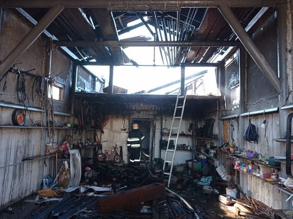 Вогонь знищив покриття будівлі та техніку: наслідки пожежі на Чортківщині