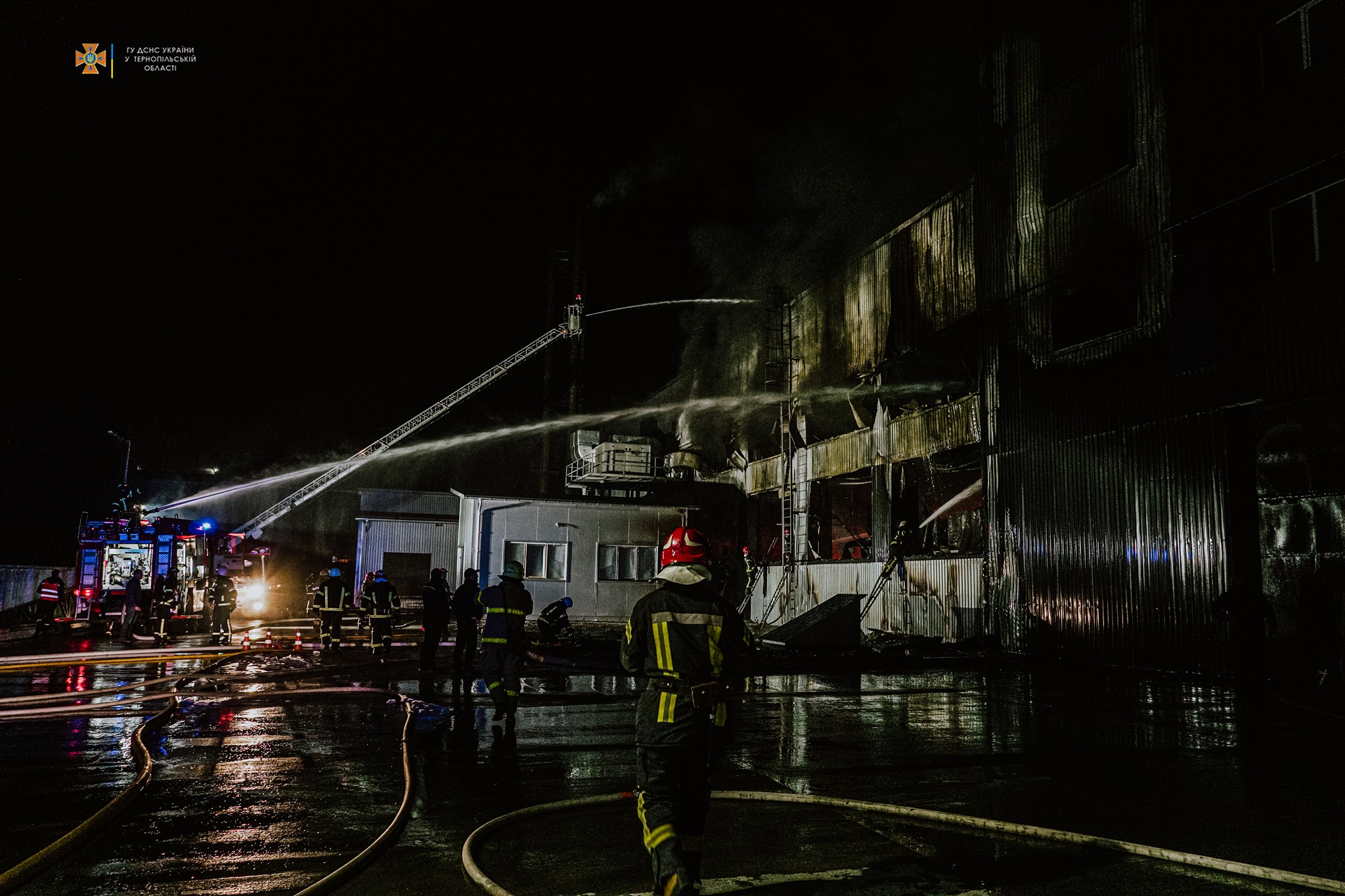 Понад 6 годин гасили пожежу на складі у Великих Гаях