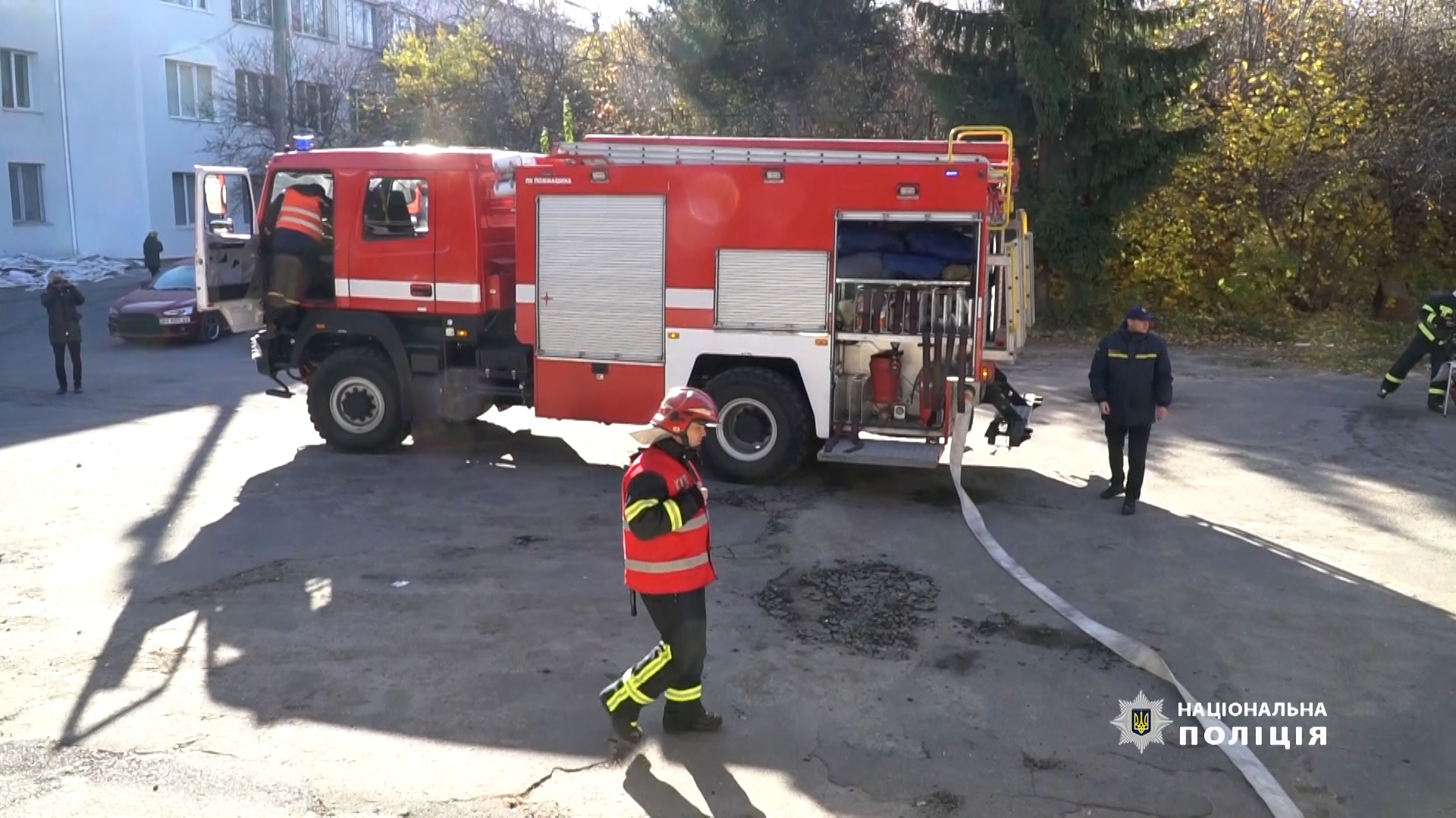 Спільні навчання: поліцейські та рятувальники Тернопілля вчились гасити пожежу
