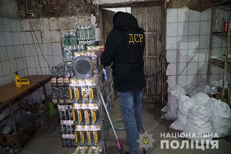 Майже тисяча літрів спирту: у Тернополі викрили підпільний цех