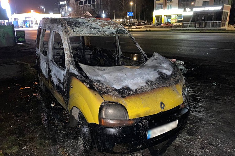 Чоловіка, який підпалював автівки в Тернополі, взяли під варту