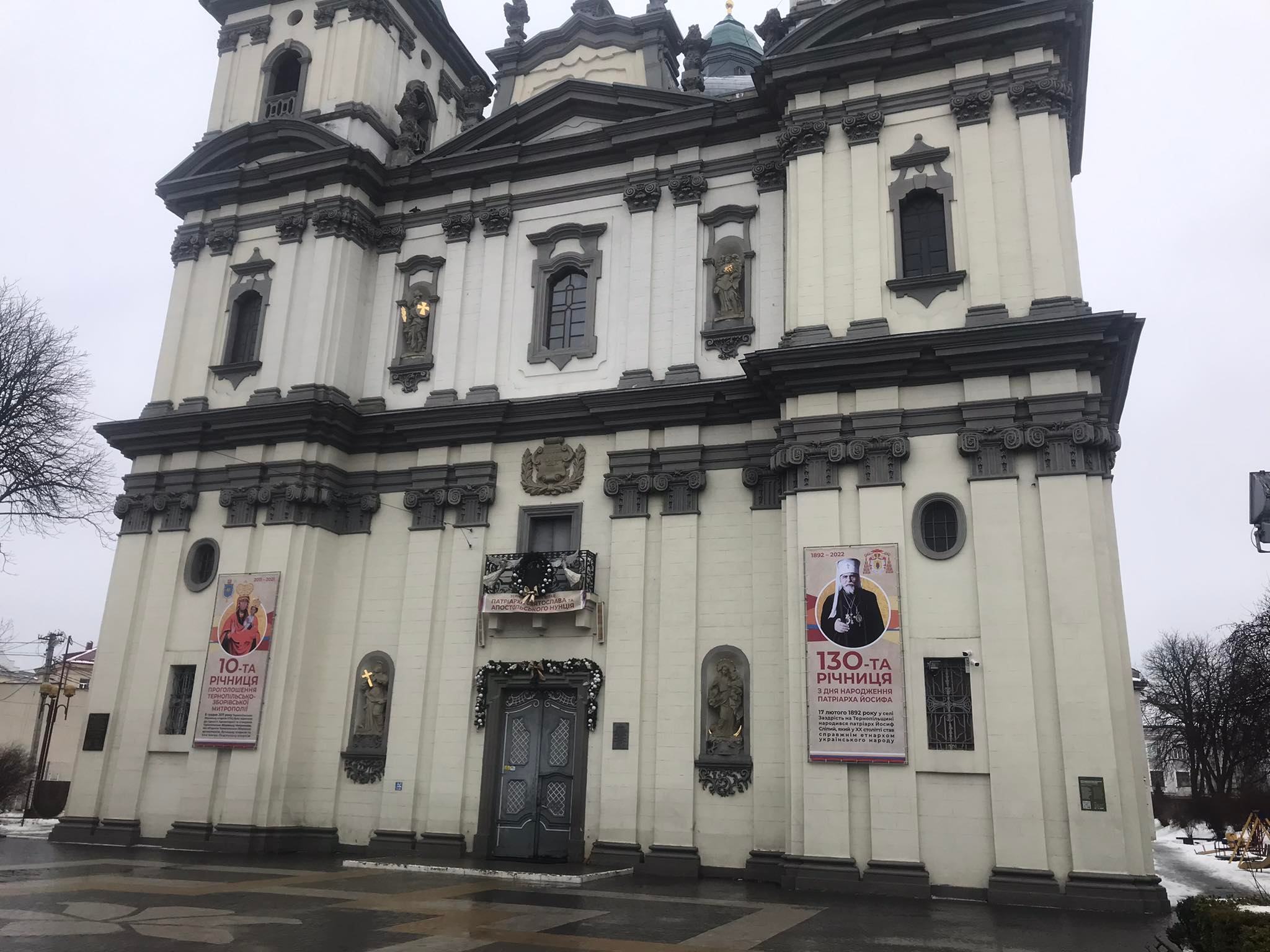 Замінування катедри: храм у центрі Тернополя оточила поліція