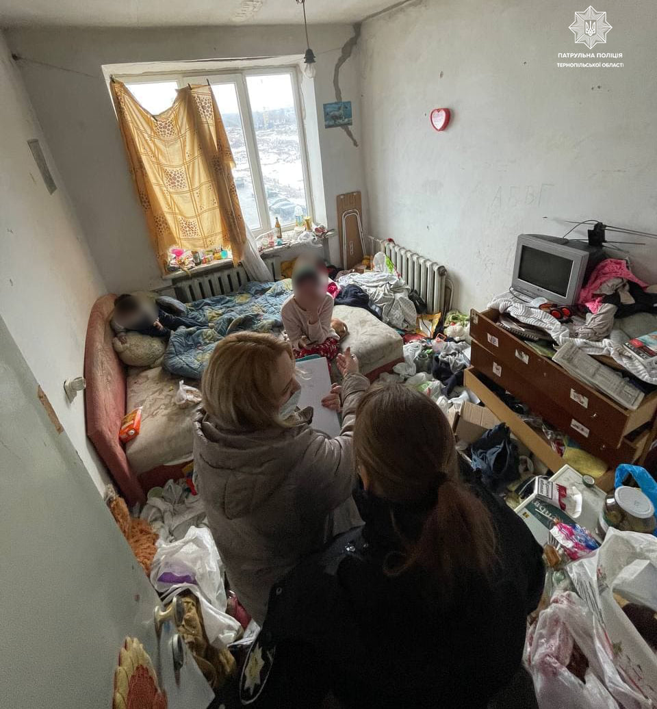 Серед мотлоху з п’яною матір’ю: чотирирічного хлопчика вилучили з родини правоохоронці в Тернополі