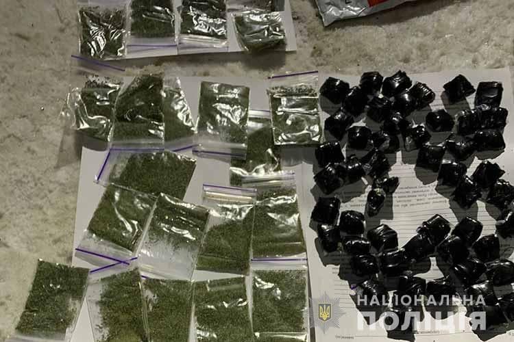 У жителя Бережан поліцейські вилучили 178 пакетиків з наркотиками