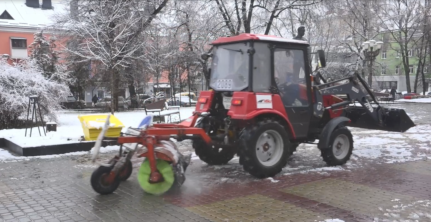 Комунальники розчищають дороги і посипають тротуари у Тернополі