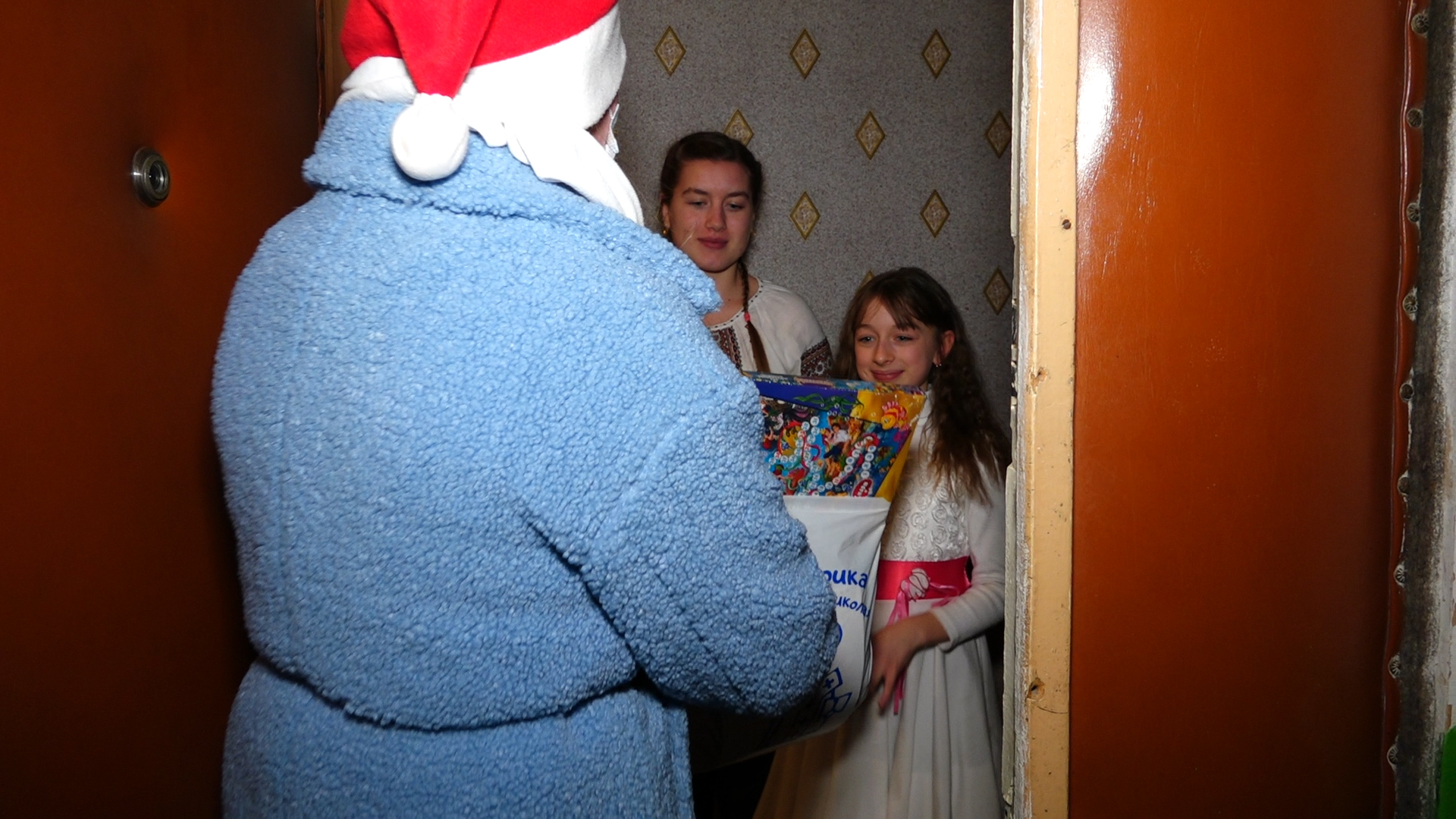 Подарунки від святого Миколая: у Тернополі благодійники організували дітям казку