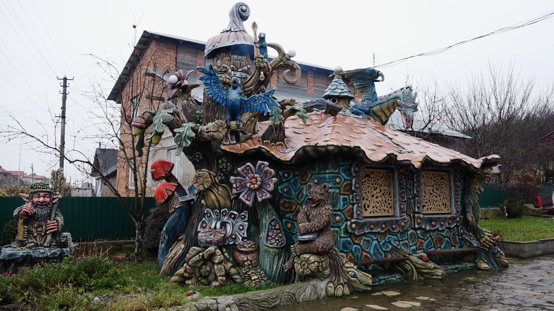 Казкові скульптури: понад вагон цементу вже використала сім’я із Тернопільщини для своїх виробів