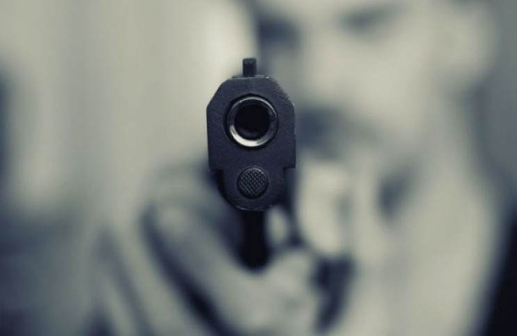 Постріл в голову: у Тернополі суперечка чоловіків закінчилася стріляниною