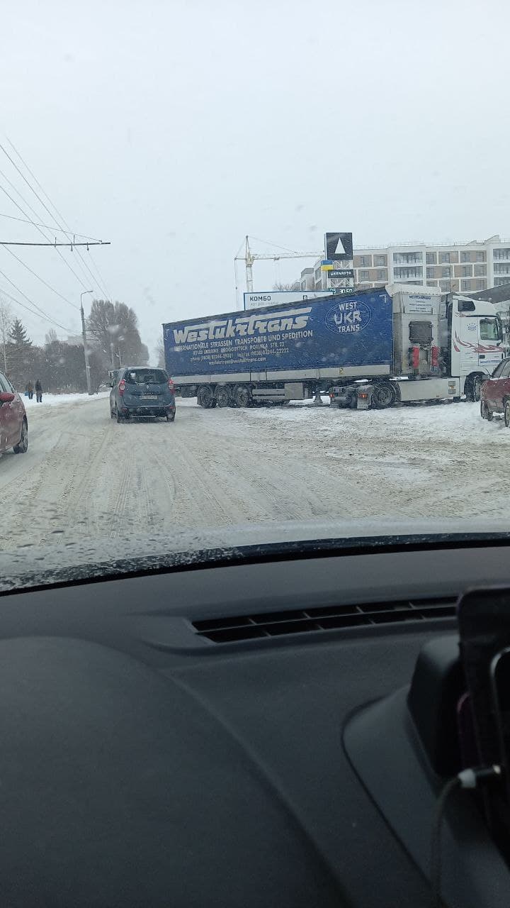 Аварії та затори: через сніг на дорогах Тернопільської області та міста ускладнений рух