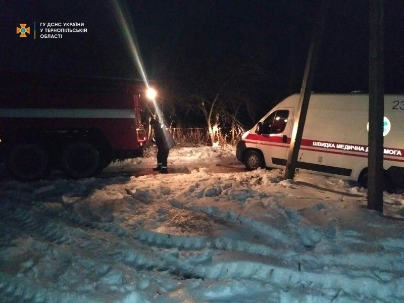 Через негоду на Тернопільщині застрягали в снігу автомобіль “Укрпошти” та швидкі