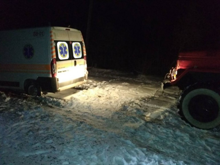 Два автомобілі швидкої опинилися у сніговій пастці в Тернополі