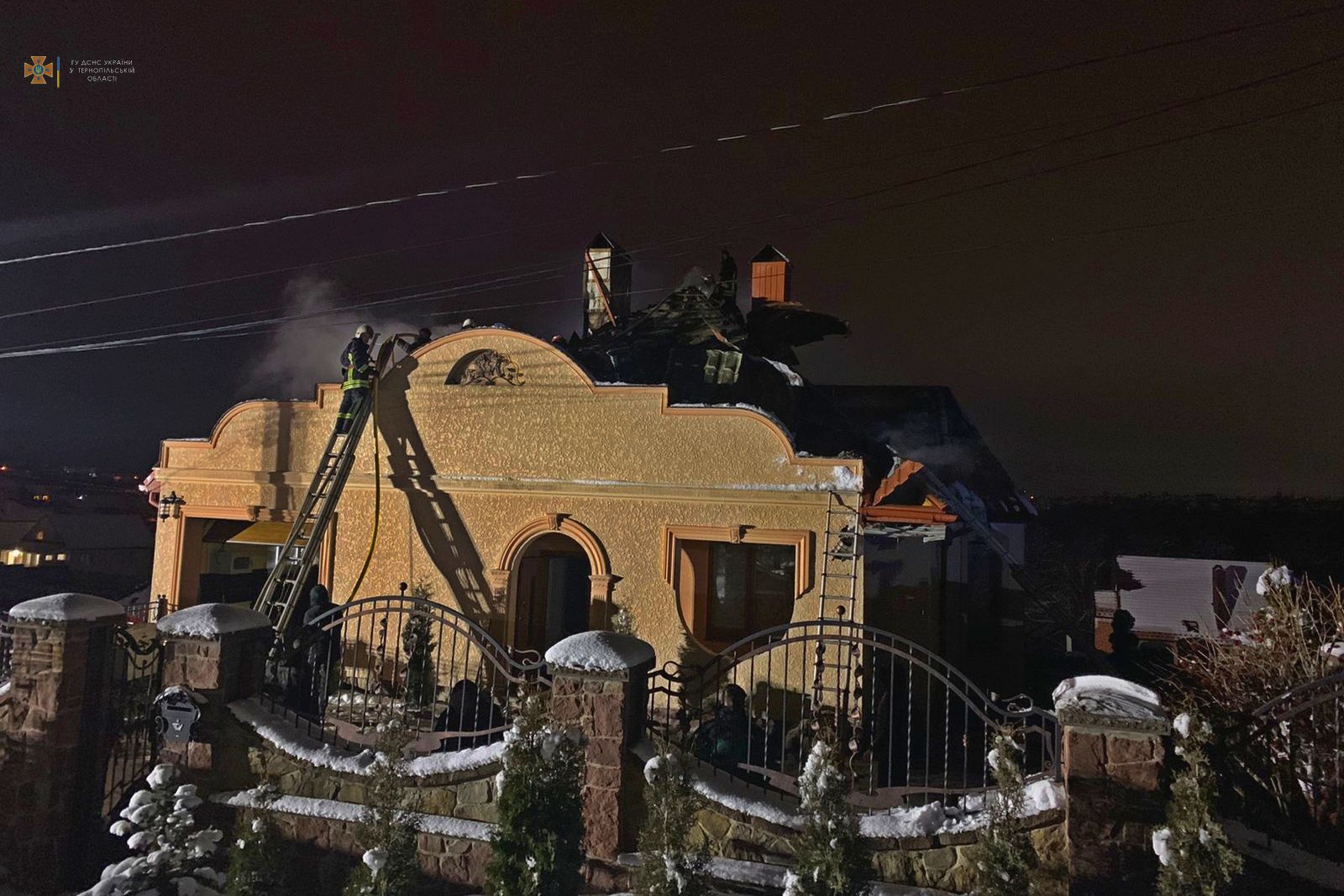 Житловий будинок спалахнув у селі неподалік Тернополя