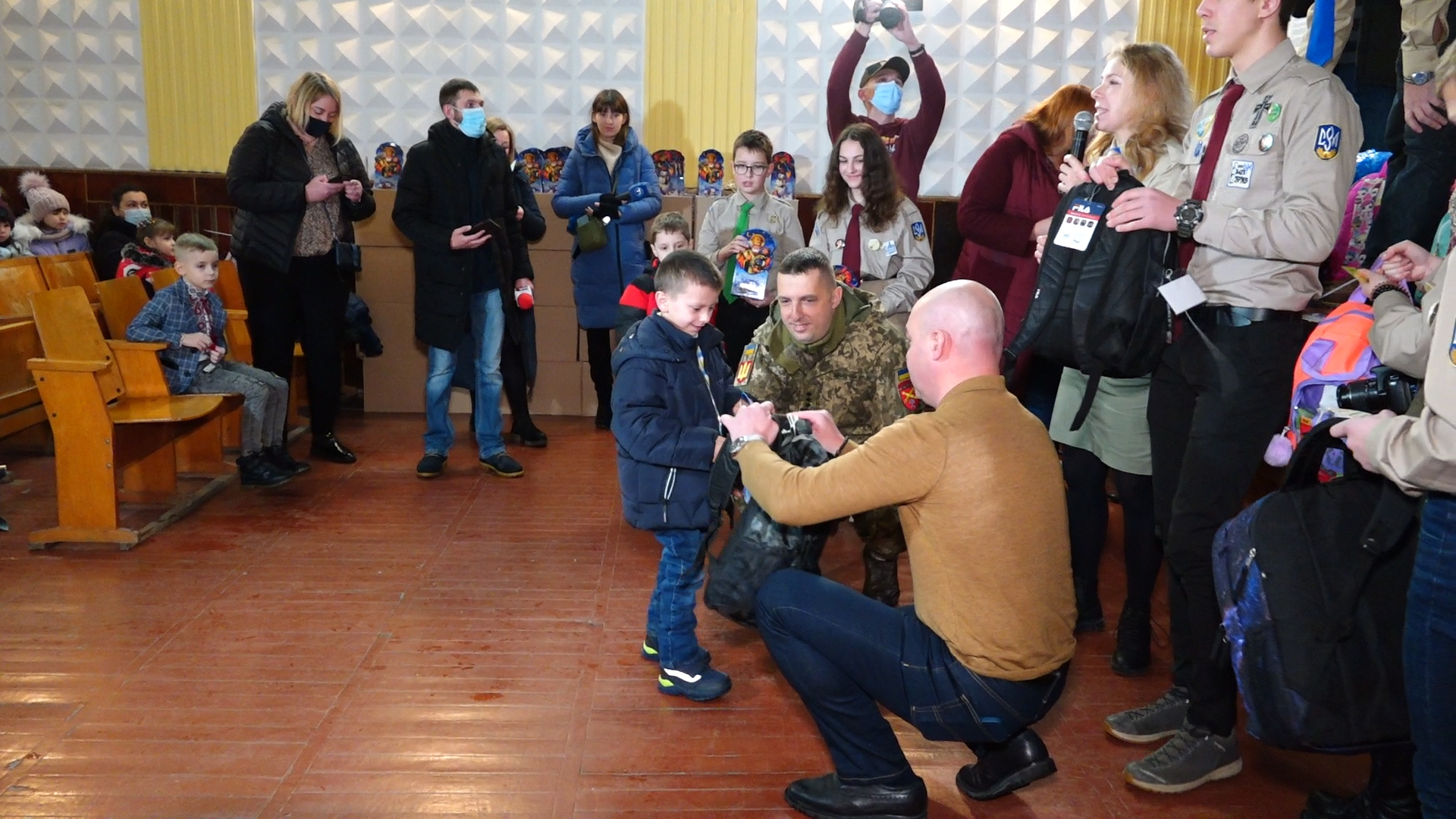 Майже 400 рюкзачків молодь з-за кордону передала дітям військових Тернопільщини