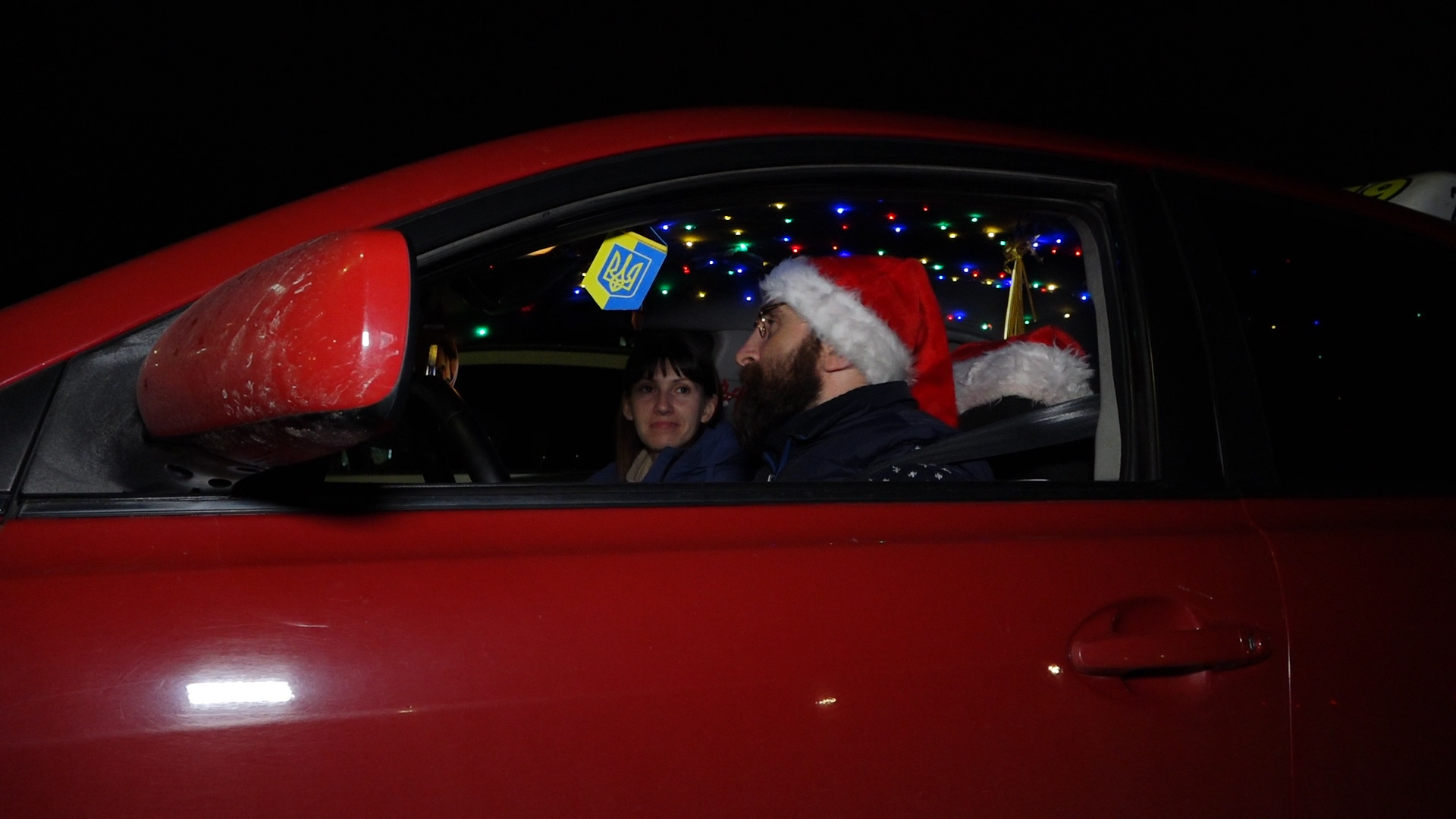 Різдвяне таксі: тернополянин вже 4 роки прикрашає салон авто на свята