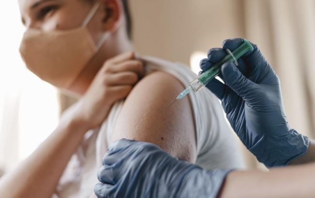 З 7 лютого вакциновані підлітки можуть витратити “ковідну тисячу” на канцелярію та освітні курси