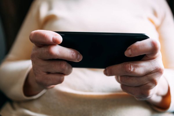 Навесні тернопільські пенсіонери отримають безкоштовні смартфони