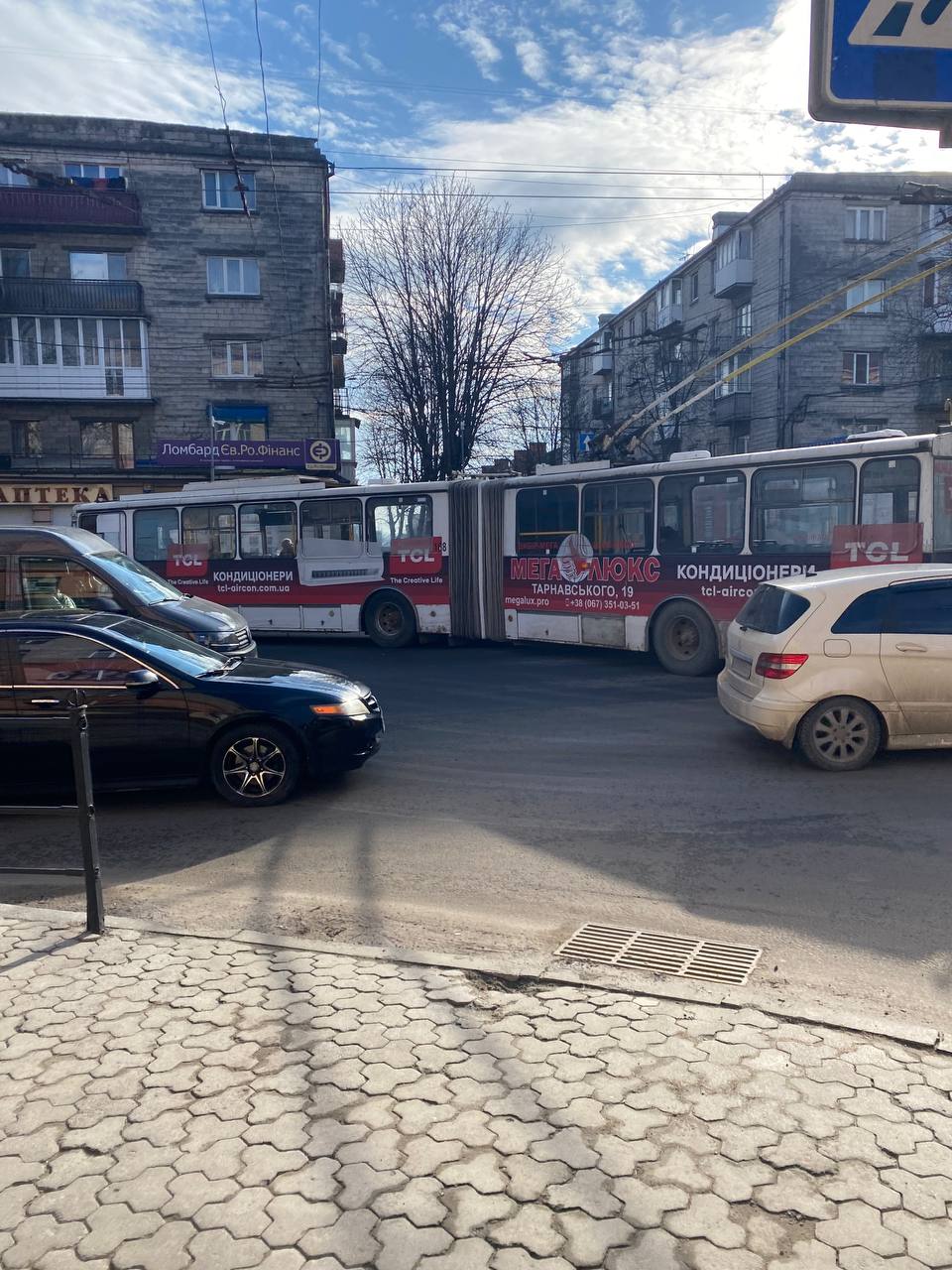 Через несправний тролейбус ускладнений рух транспорту в центрі Тернополя