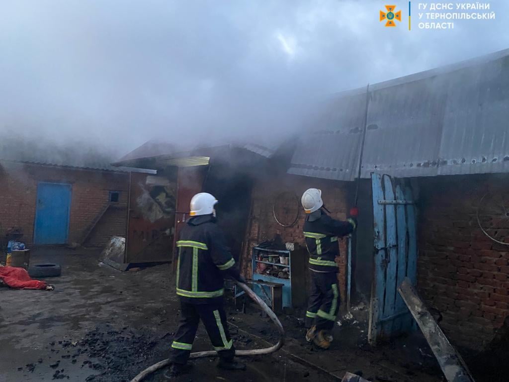 Господарська будівля з гаражем спалахнули в селі на Тернопільщині