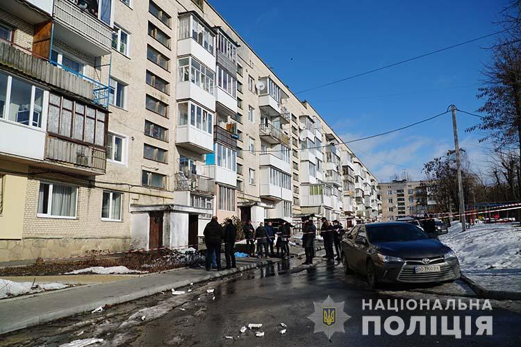 Вбивство чи самогубство: тіло 54-річного чоловіка знайшли біля 5-поверхівки у Тернополі