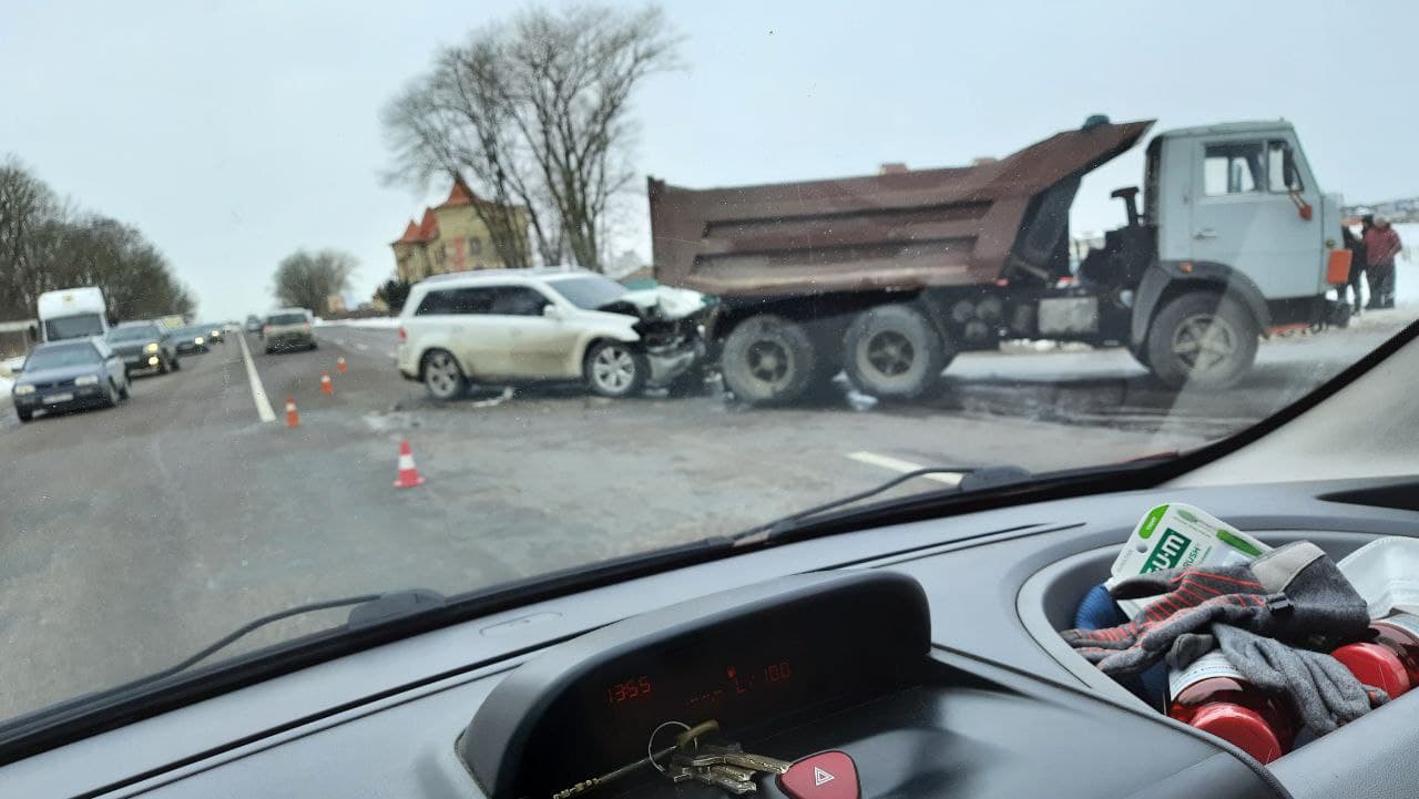 Аварія на виїзді з Тернополя: рух транспорту ускладнений