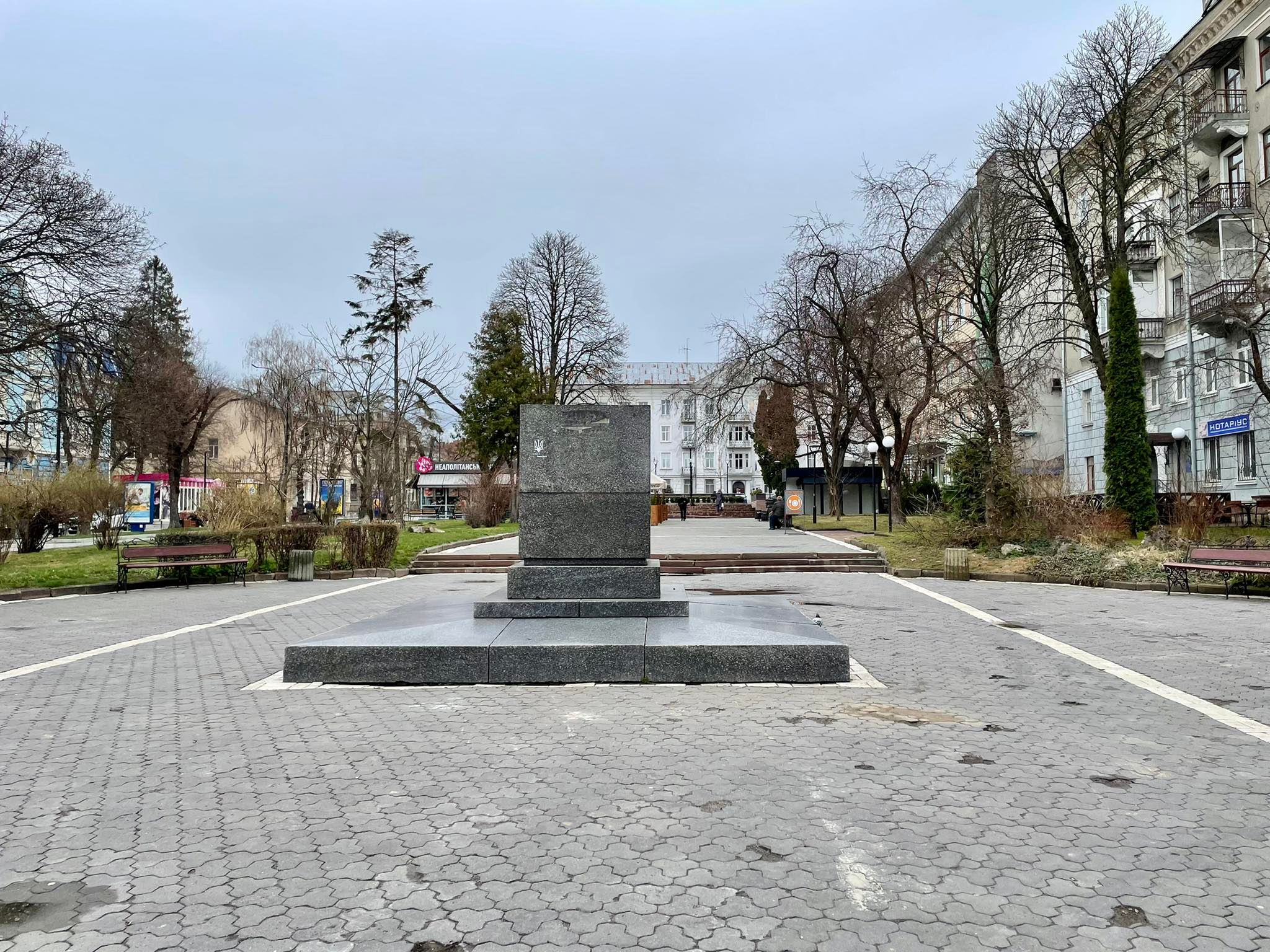 Все російське потрібно демонтувати: у центрі Тернополя тепер немає пам’ятника Пушкіну