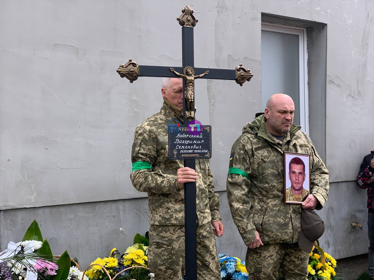 Зі сльозами на очах прощаються із захисником України Володимиром Боберським односельці на Тернопільщині
