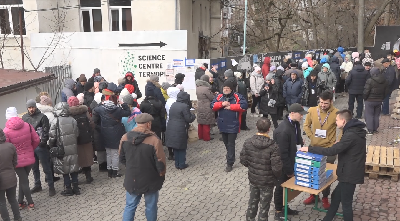 “Центр науки” Тернополя щодня сортує допомогу людям, які втекли від війни