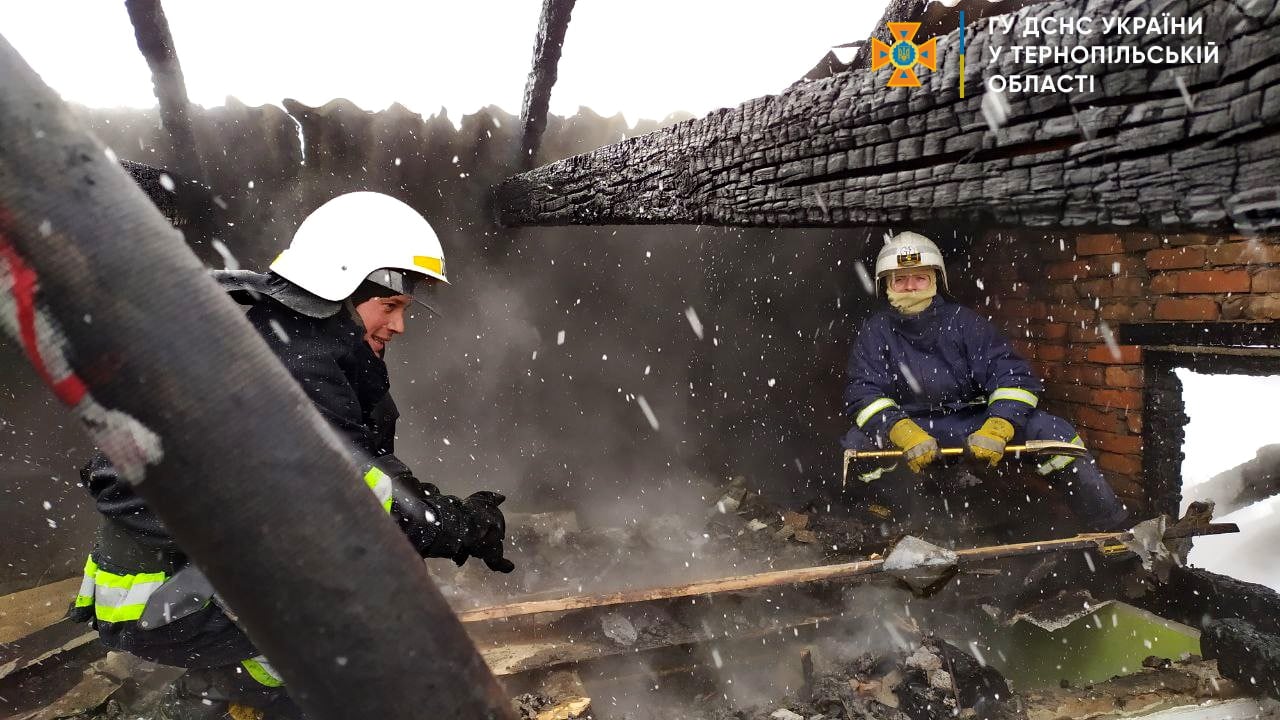 Вогонь охопив складське приміщення на Тернопільщині
