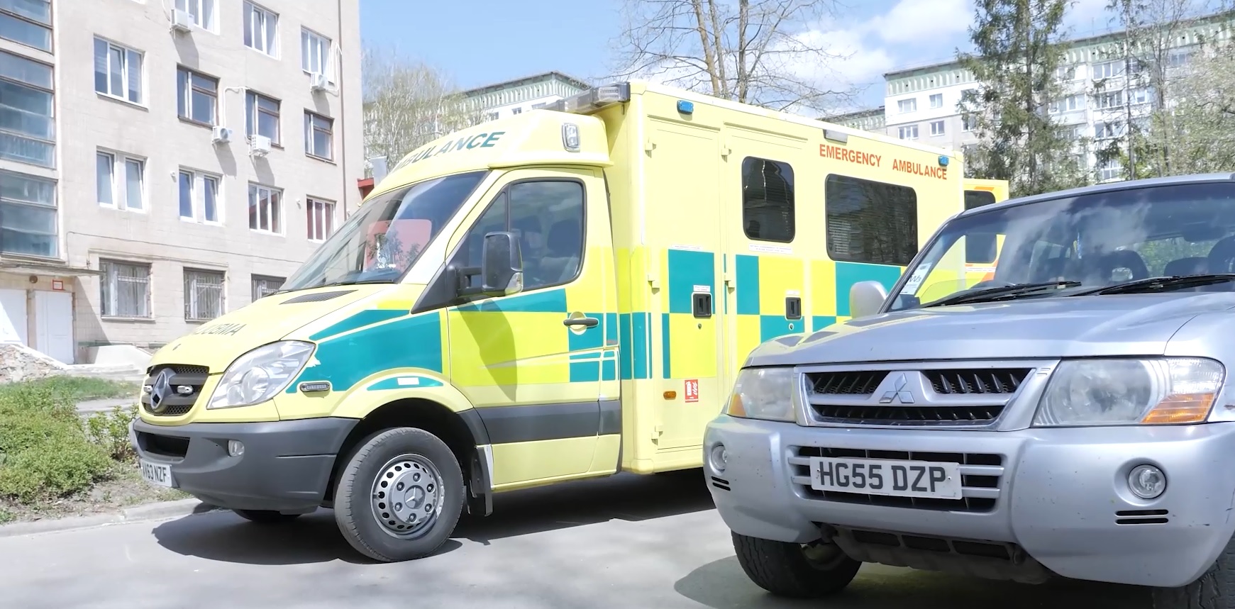 Позашляховик для військових та карету швидкої допомоги привезли у Тернопіль англійські волонтери