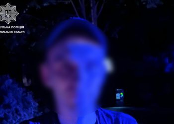 П’яний чоловік їздив Тернополем із 50 згортками наркотиків у машині