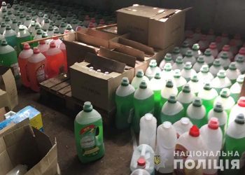Четверо жителів Чорткова підробляли побутову хімію відомих марок
