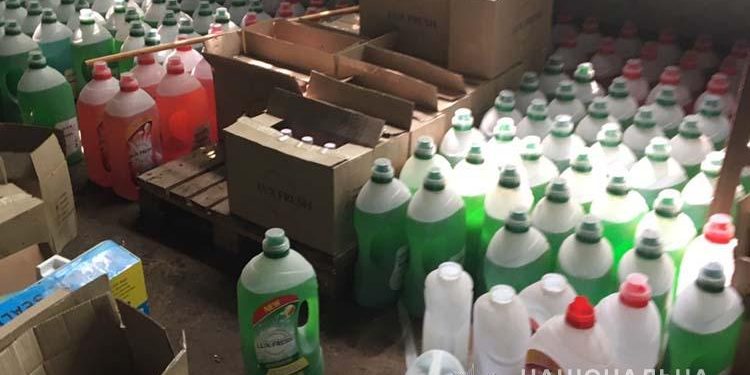 Четверо жителів Чорткова підробляли побутову хімію відомих марок