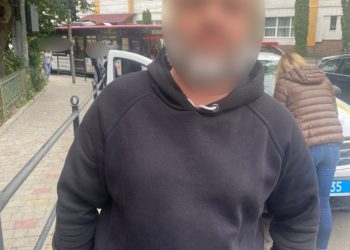 Чоловіка зі зброєю виявили у центрі Тернополя