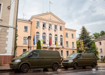 Два вантажних мікроавтобуси передали на фронт тернопільські освітяни