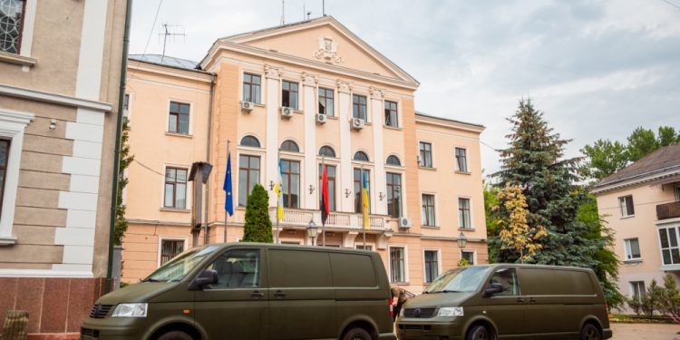 Два вантажних мікроавтобуси передали на фронт тернопільські освітяни