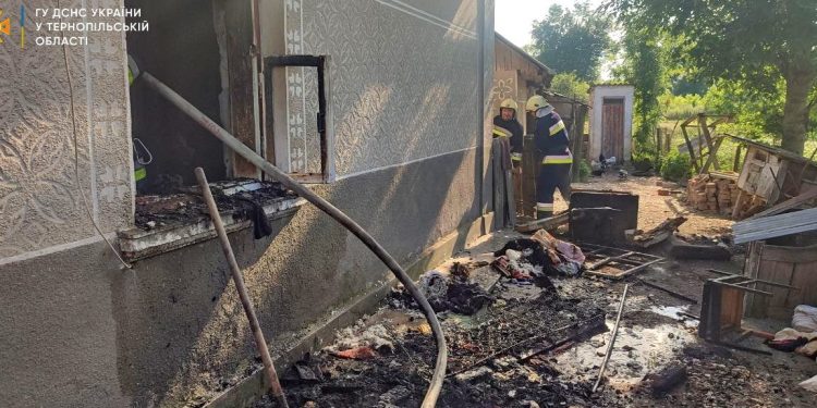 Вогонь охопив будинок в селі біля Підволочиська