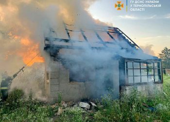 Пожежа дачного будинку виникла у Тернополі