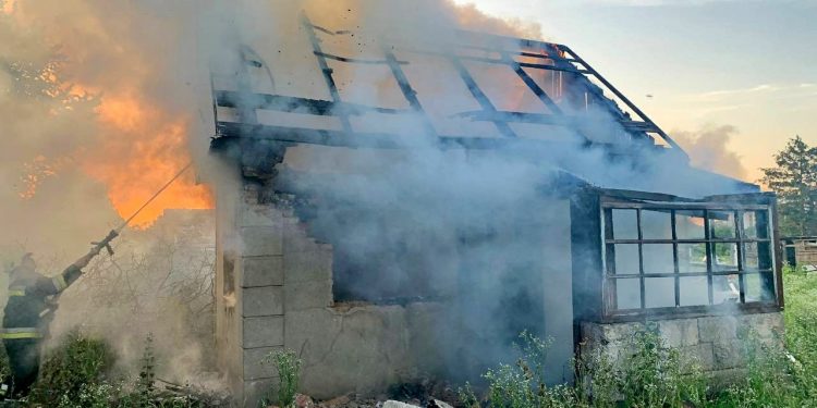 Пожежа дачного будинку виникла у Тернополі
