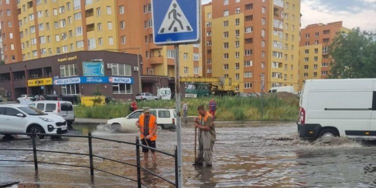 Пливли автівки та падали дерева: Тернопіль оговтується після сильної зливи