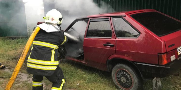 Автомобіль спалахнув у Великому Глибочку на Тернопільщині