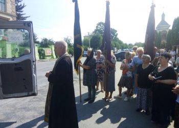 На колінах і з квітами зустріли тіло загиблого героя Миколи Дитка у Борщеві