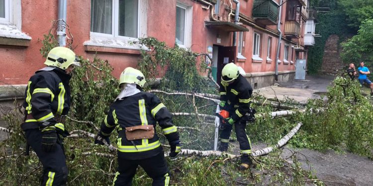 Пливли автівки та падали дерева: Тернопіль оговтується після сильної зливи