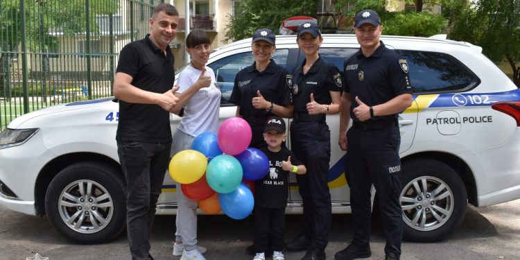 Маленького тернополянина із днем народження привітали патрульні поліцейські