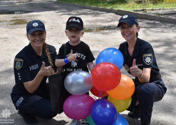 Маленького тернополянина із днем народження привітали патрульні поліцейські