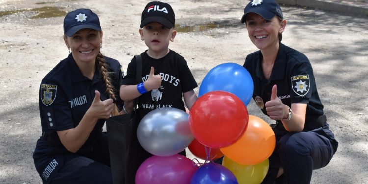 Маленького тернополянина із днем народження привітали патрульні поліцейські