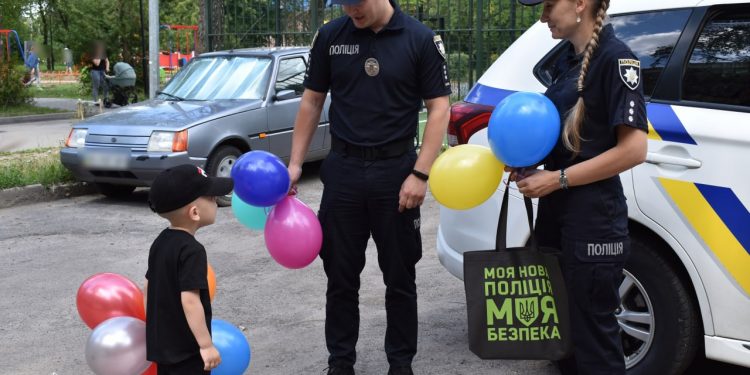 Маленького тернополянина із днем народження привітали патрульні поліцейські