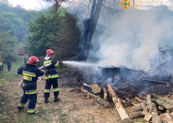 Господарська будівля спалахнула в селі на Тернопільщині