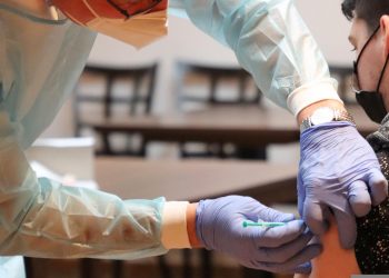 В Україні дозволили другий бустер від Сovid-19 людям 60+ та з хронічними захворюваннями